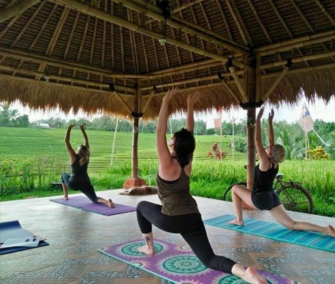 Hacer yoga en Bali